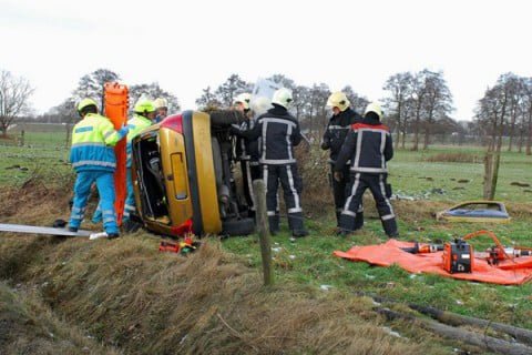 Auto over de kop Klarenbeek|foto Pim Velthuizen/PVFotografie.nl