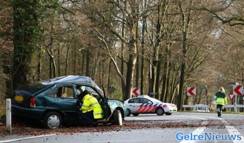 Eind december 2007 raakte een heel gezin uit Aalten gewond bij een ongeval in de bocht. FOTO NICOLAAS KERKMEIJER