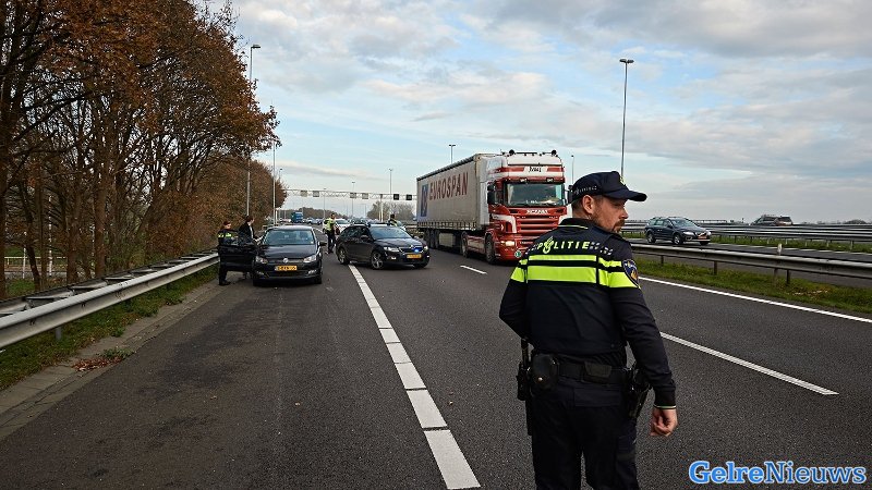 BIZAR: Man lift midden op de A1 nadat hij door vriendin uit auto is gezet