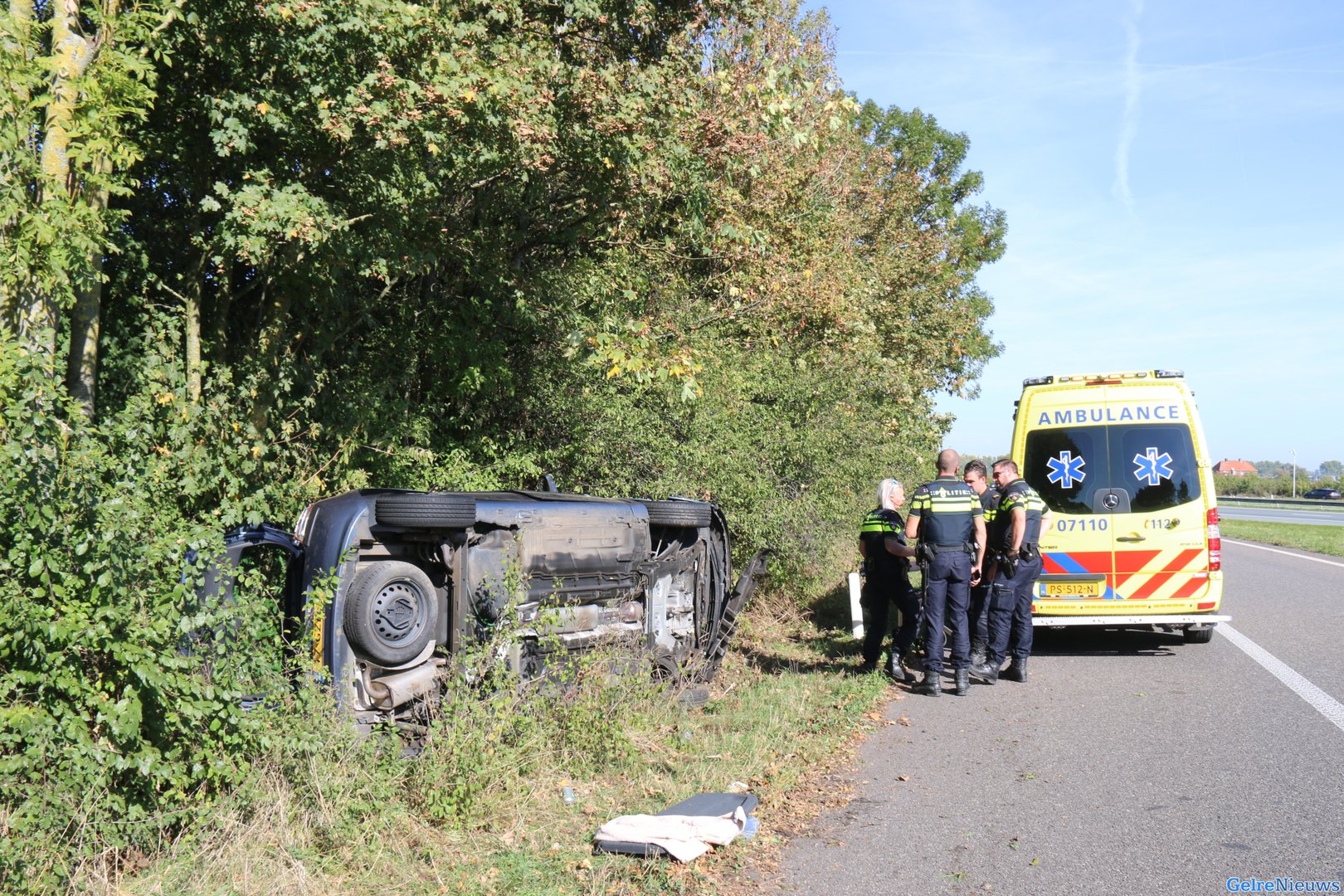 Auto belandt op z’n kant bij ongeval A325 Elst