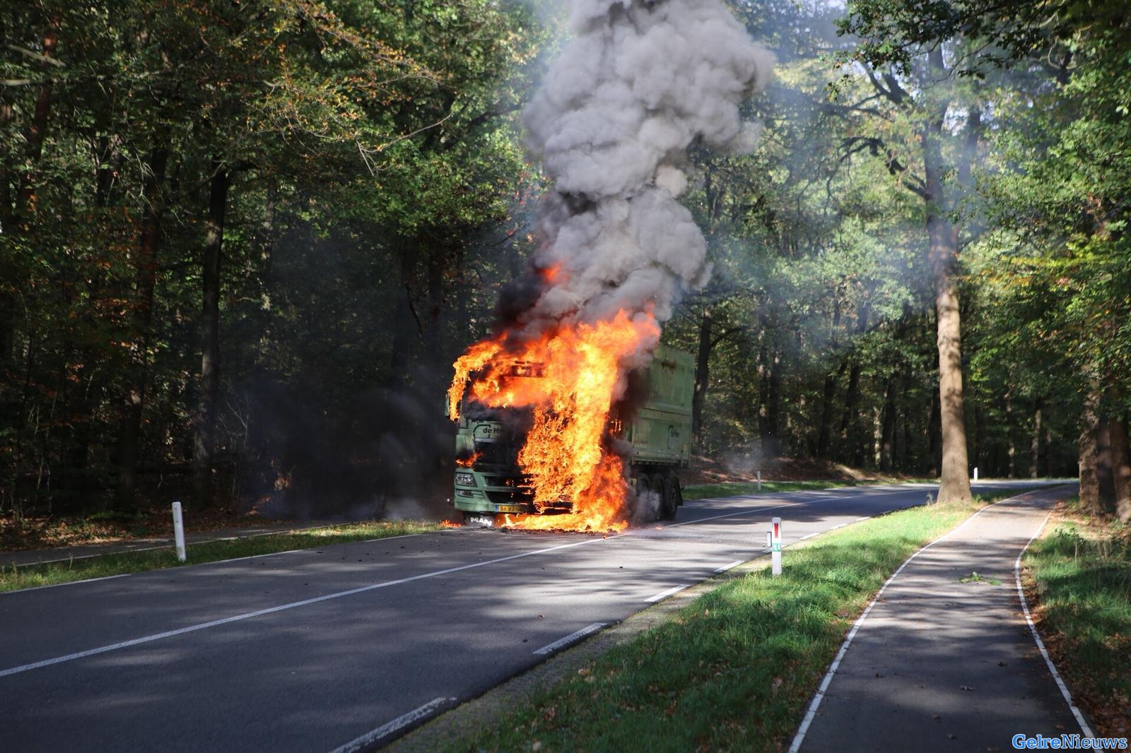 Vrachtwagen volledig in lichterlaaie op N304 Hoenderloo