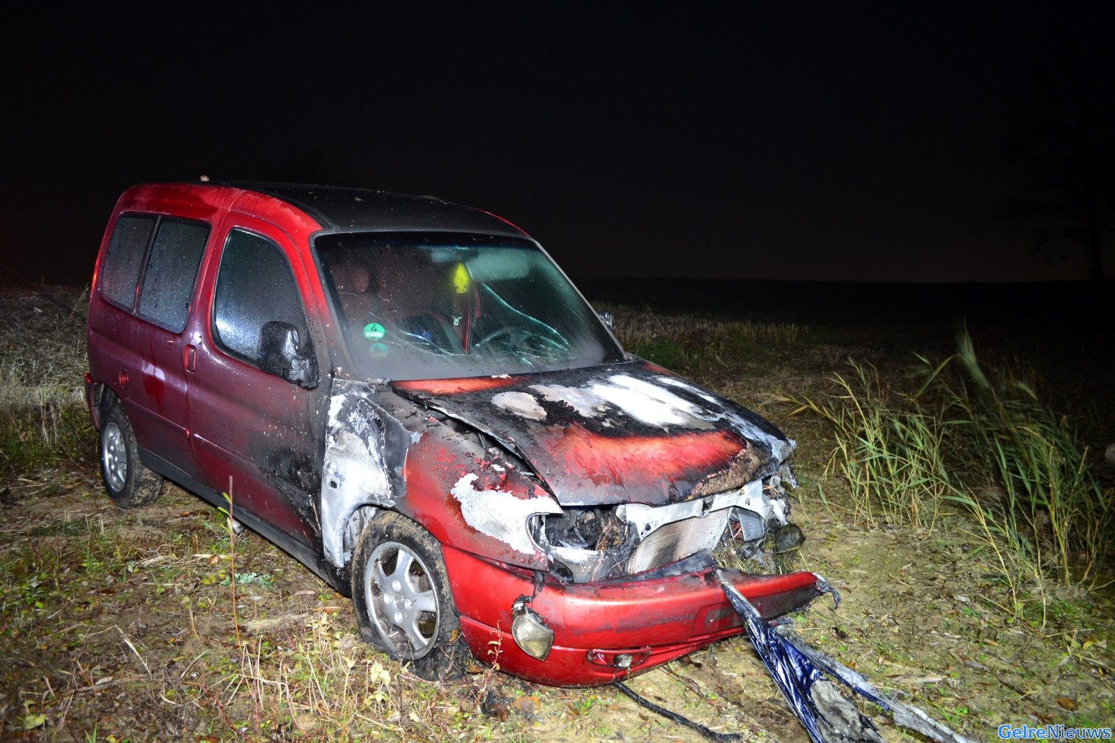 Auto in Huissen in brand gestoken en “vervolgens in het water gedumpt”