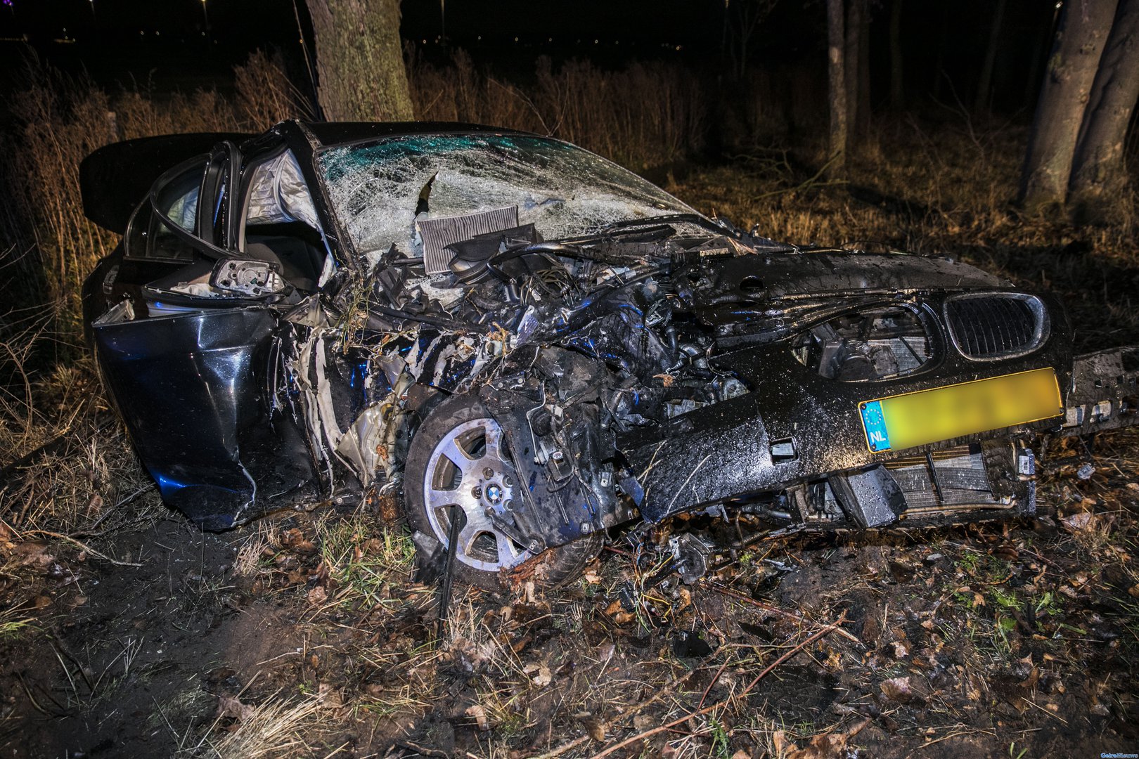 Auto crasht op A325, bestuurder ernstig gewond