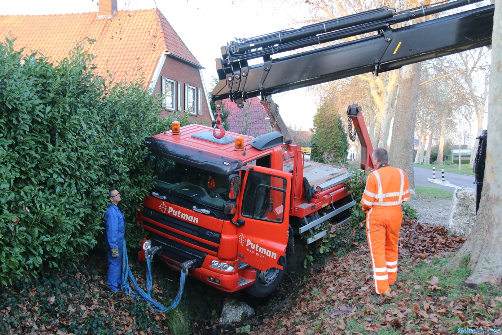 Vrachtwagen beland in sloot bij Huissen