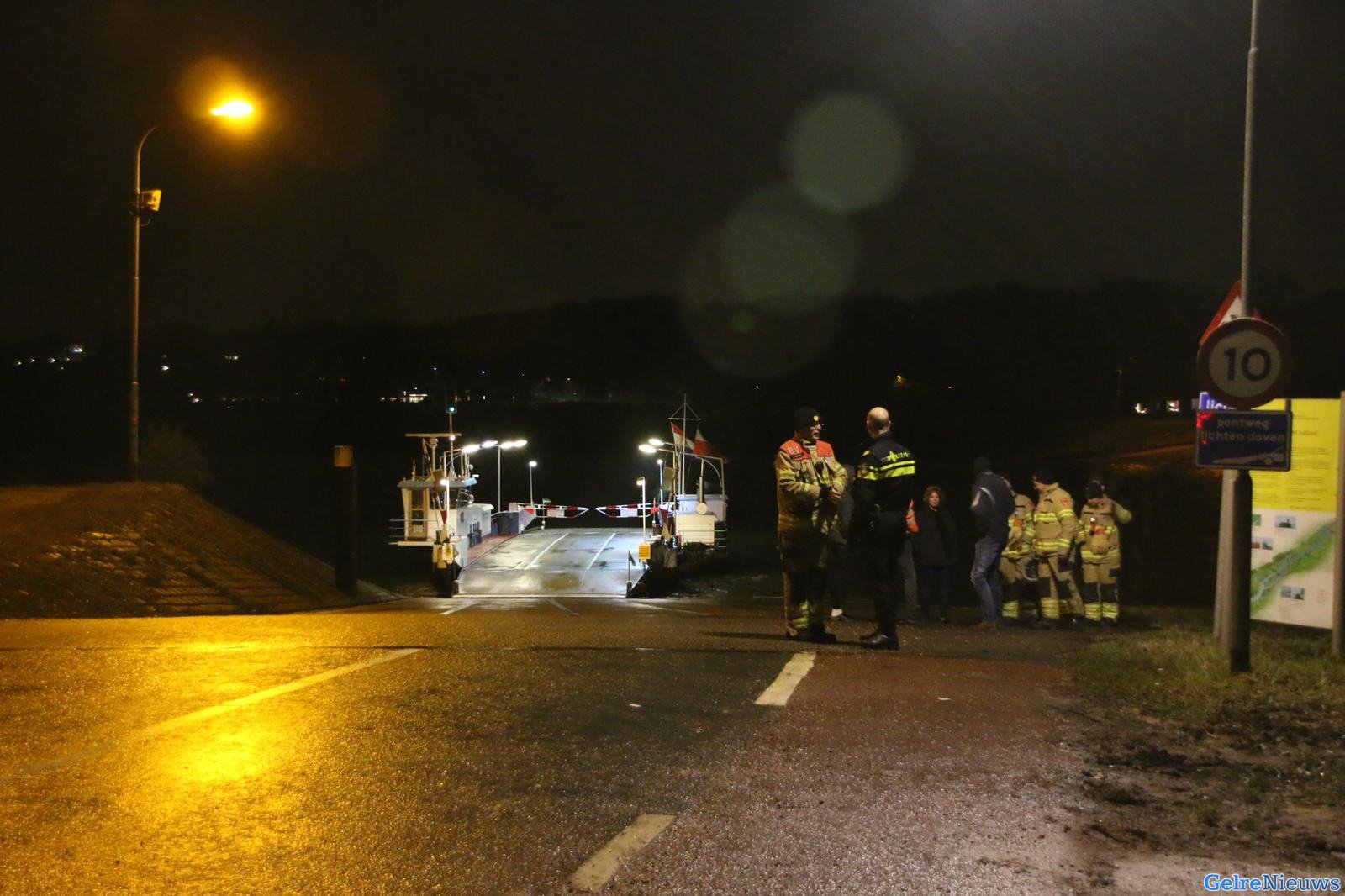 Auto met drie personen te water bij veerpont Lexkesveer