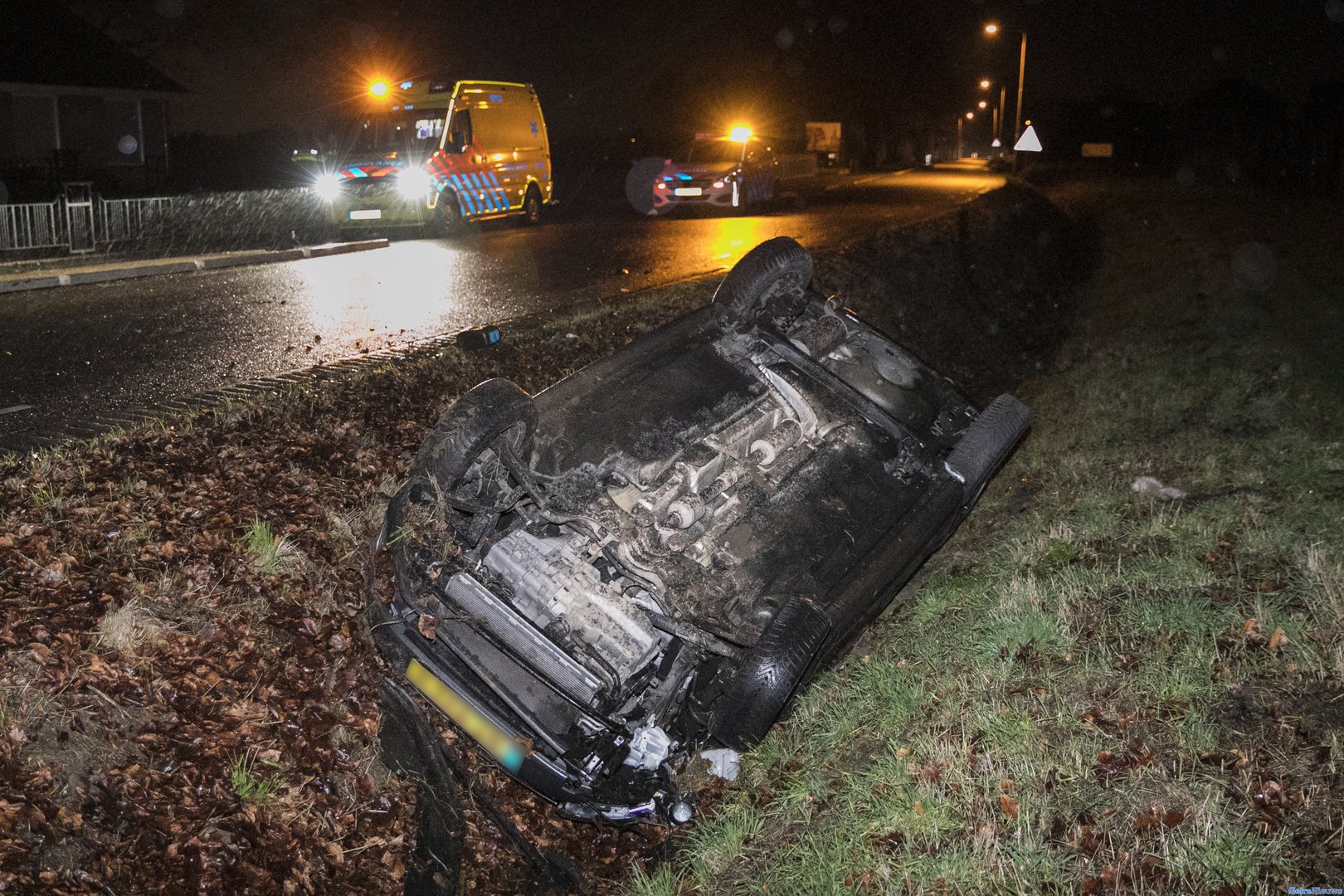 Auto over de kop in de sloot, een gewonde