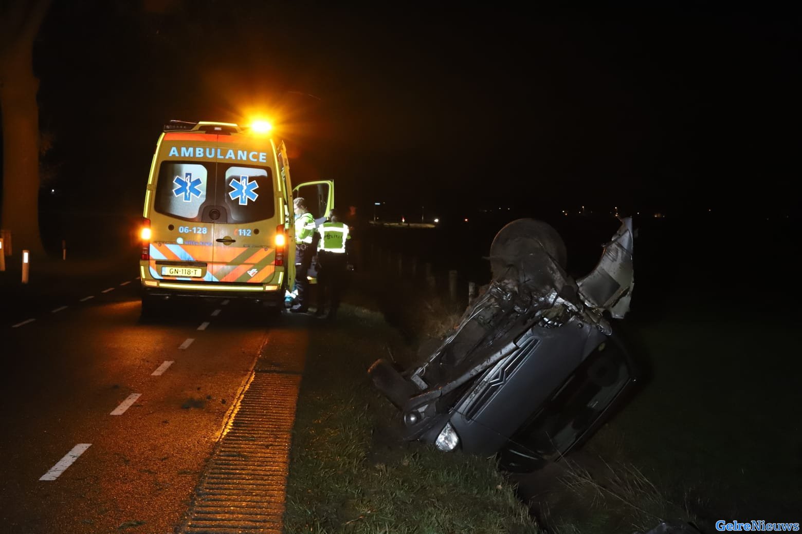 Auto op kop in sloot in Klarenbeek: bestuurder gewond