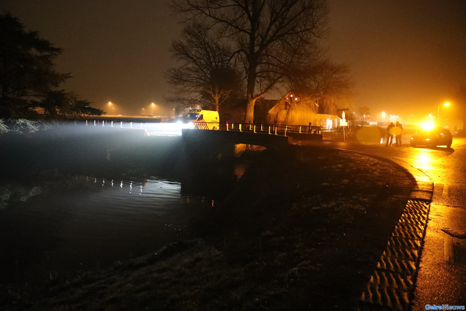 Hulpdiensten rukken uit voor auto te water in Heteren