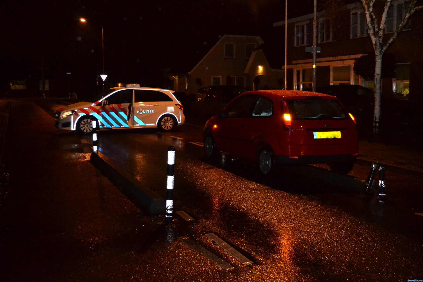 Auto rijdt zich vast op wegversmalling in Bemmel