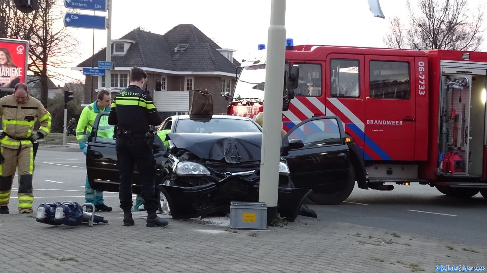 Auto klapt op verkeerspaal op Kruising in Apeldoorn