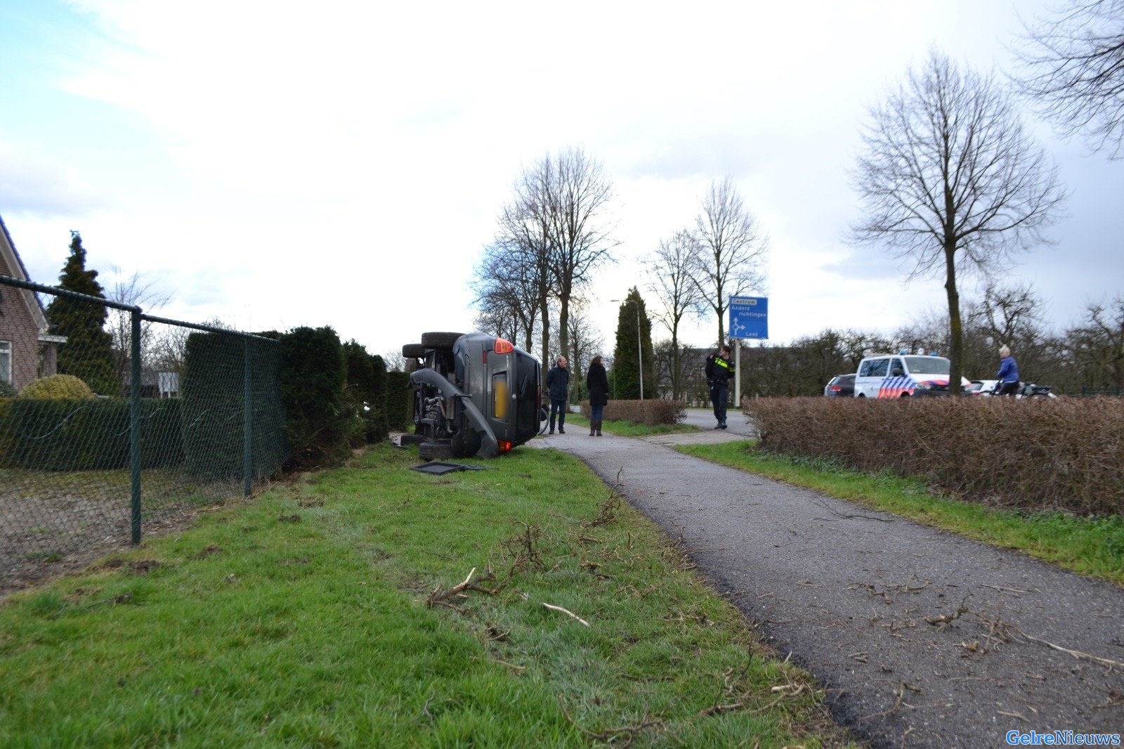 Auto belandt op zijkant en komt op fietspad in Bemmel terecht