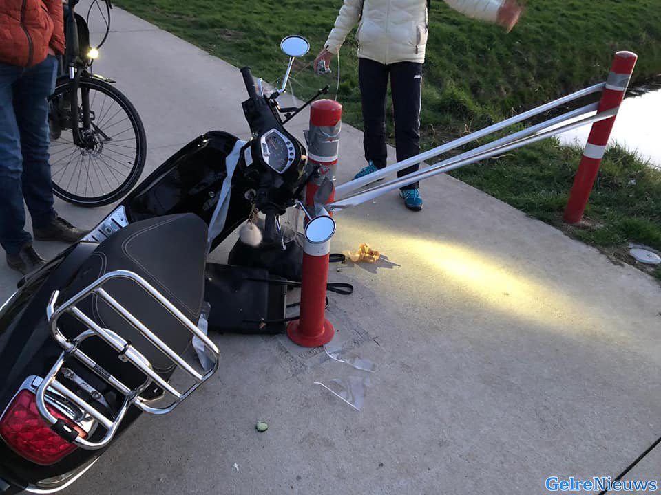 Scooterongeluk door tape tussen paaltjes: “Wat bezielt je?!”