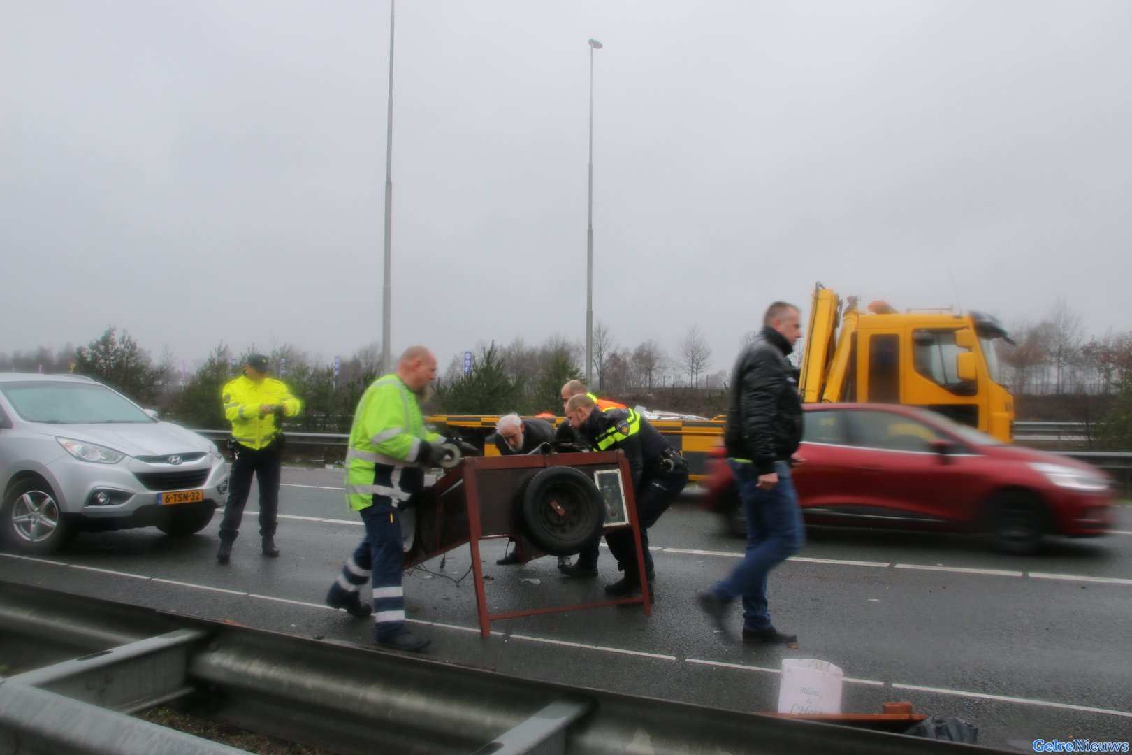 Geschaarde aanhanger breekt los van auto op A50