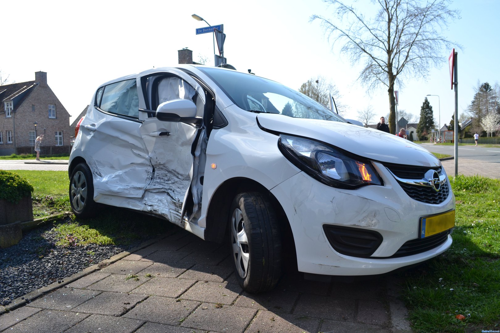 Veel schade bij ongeval tussen twee auto´s in Gendt