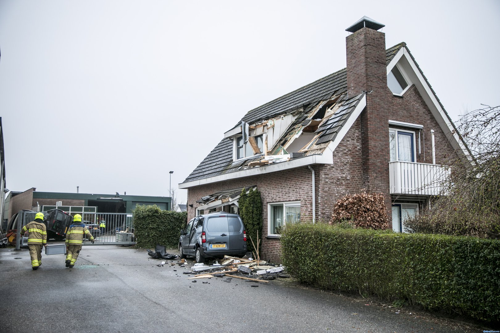 Grote ravage in Gendt: man vernielt woning en auto’s met kraan