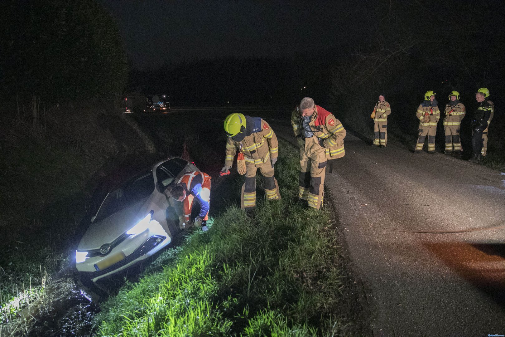 Auto belandt in de sloot bij ongeval knooppunt Ressen