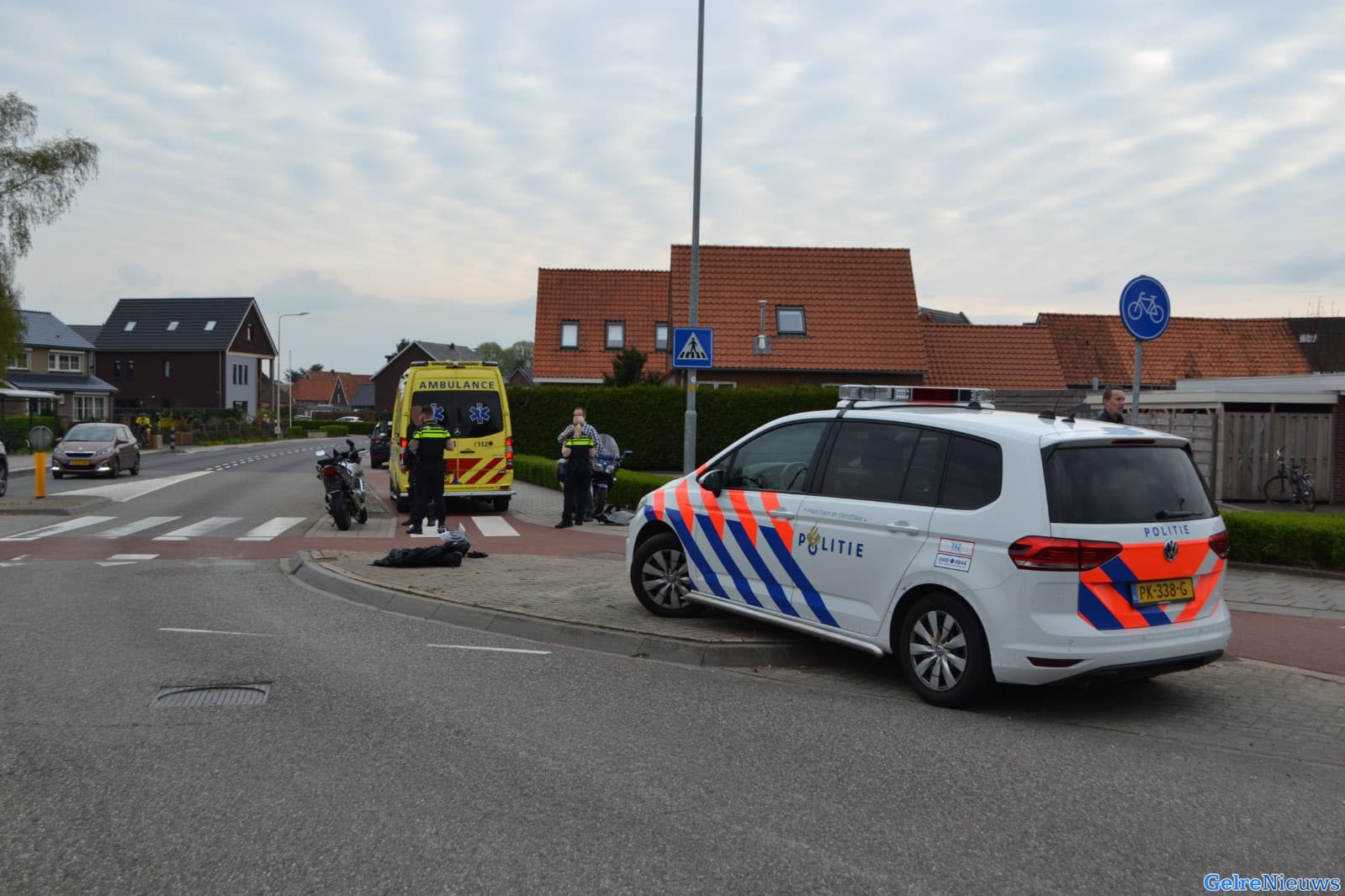 Auto rijdt achterop motor voor rotonde in Huissen