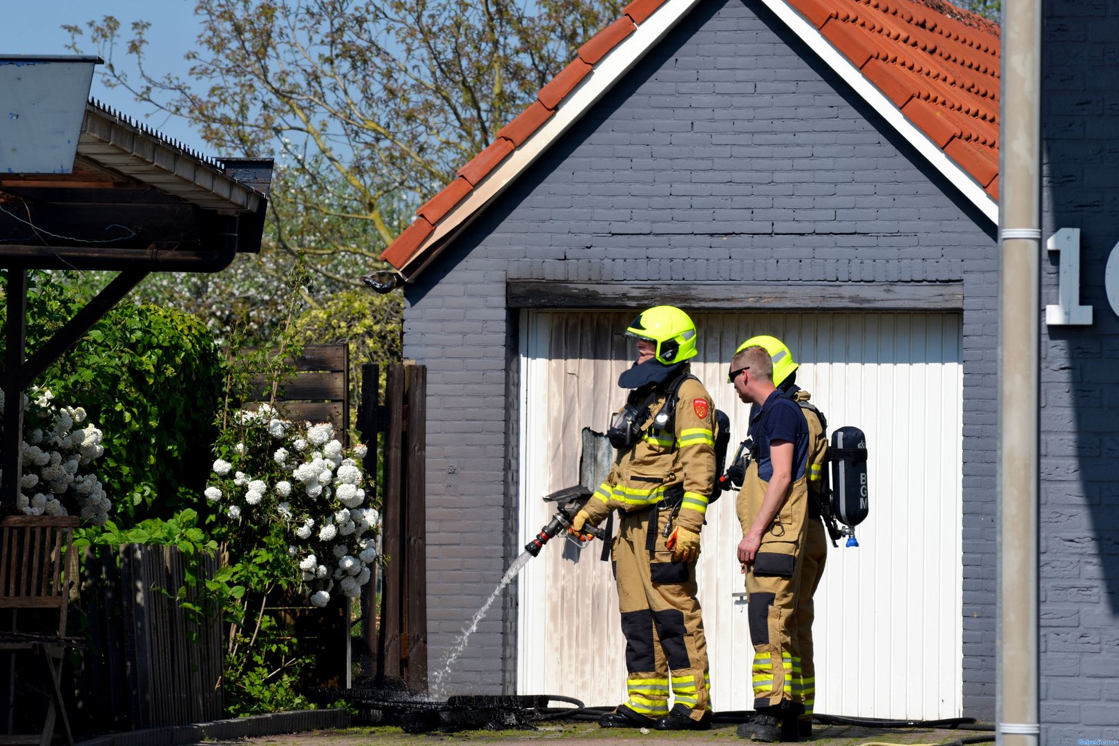 Kliko vliegt in brand, schutting en schuur beschadigd