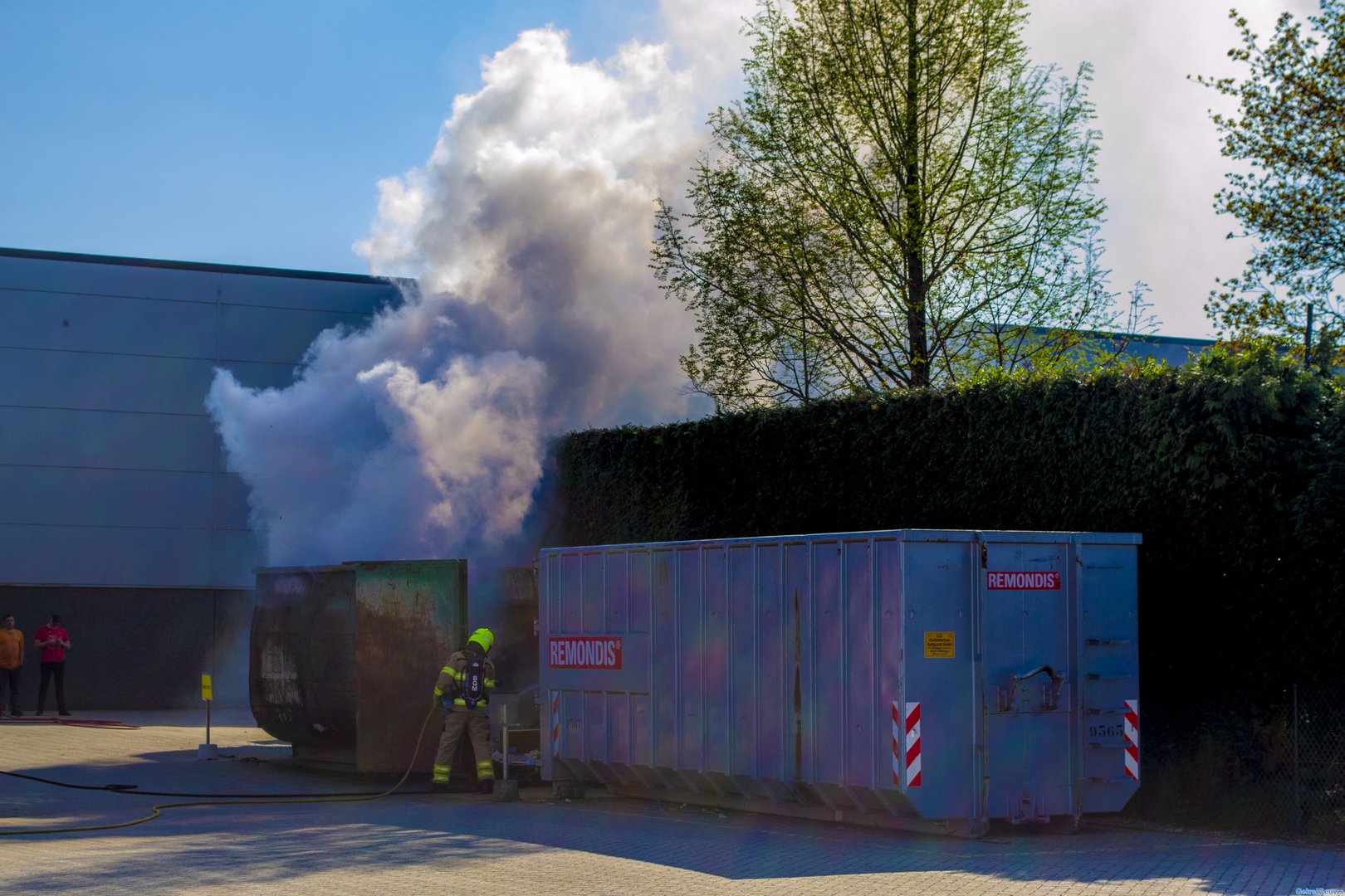 Brand in container, overslag naar coniferenhaag voorkomen