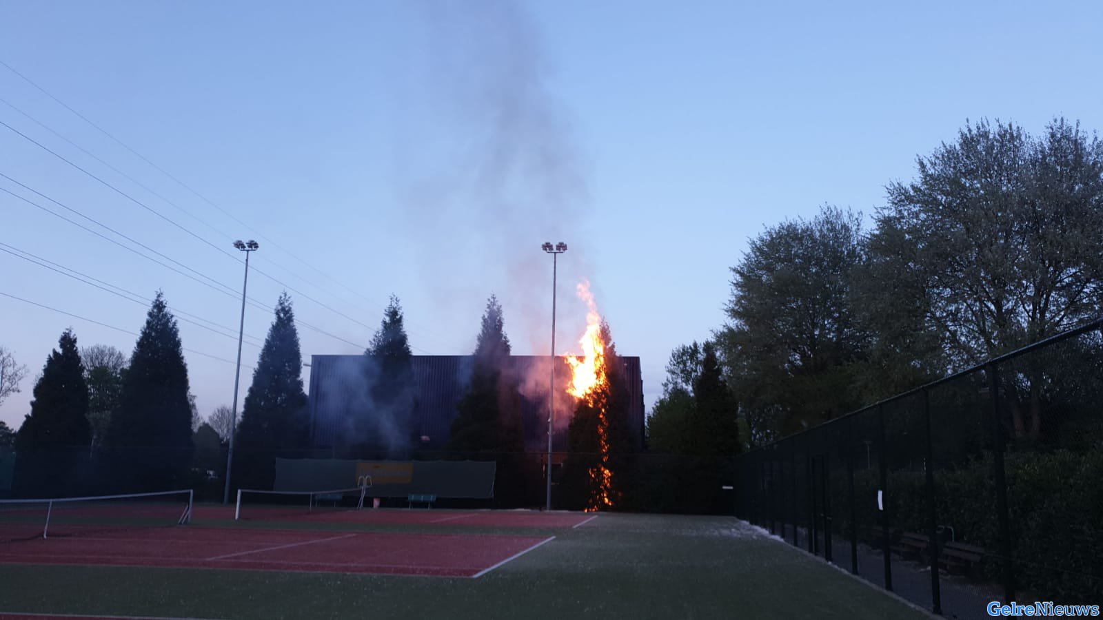 Coniferen naast sporthal in Bemmel aangestoken