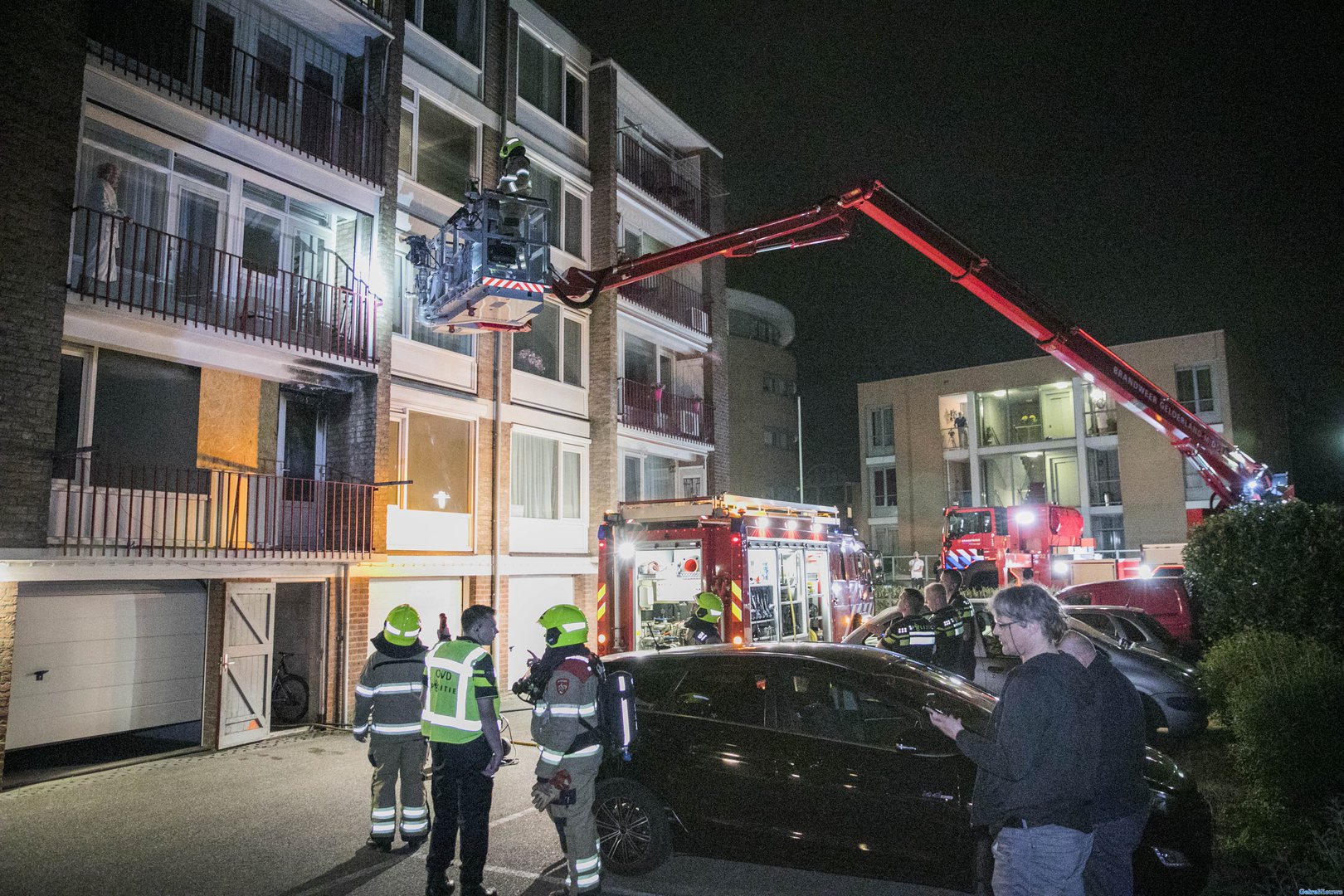 Vrouw gered van balkon bij brand in appartementencomplex