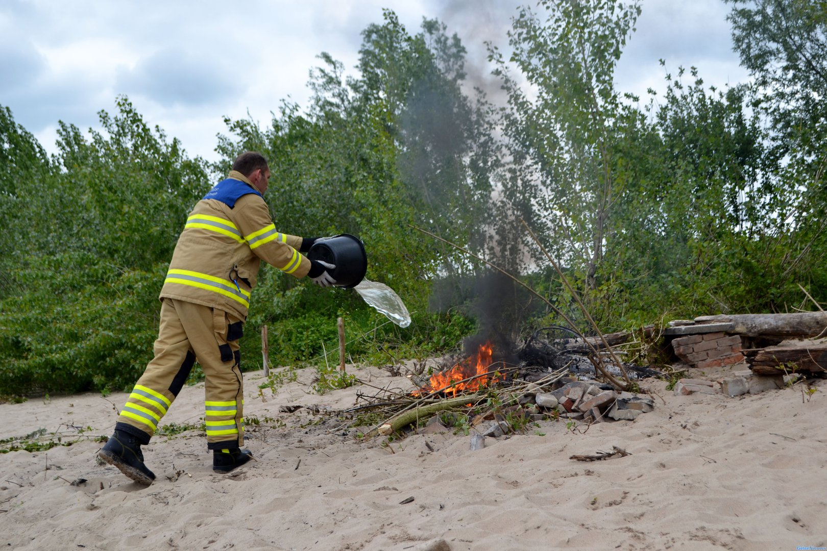 Brandweer Gendt blust brandje op ouderwetse manier