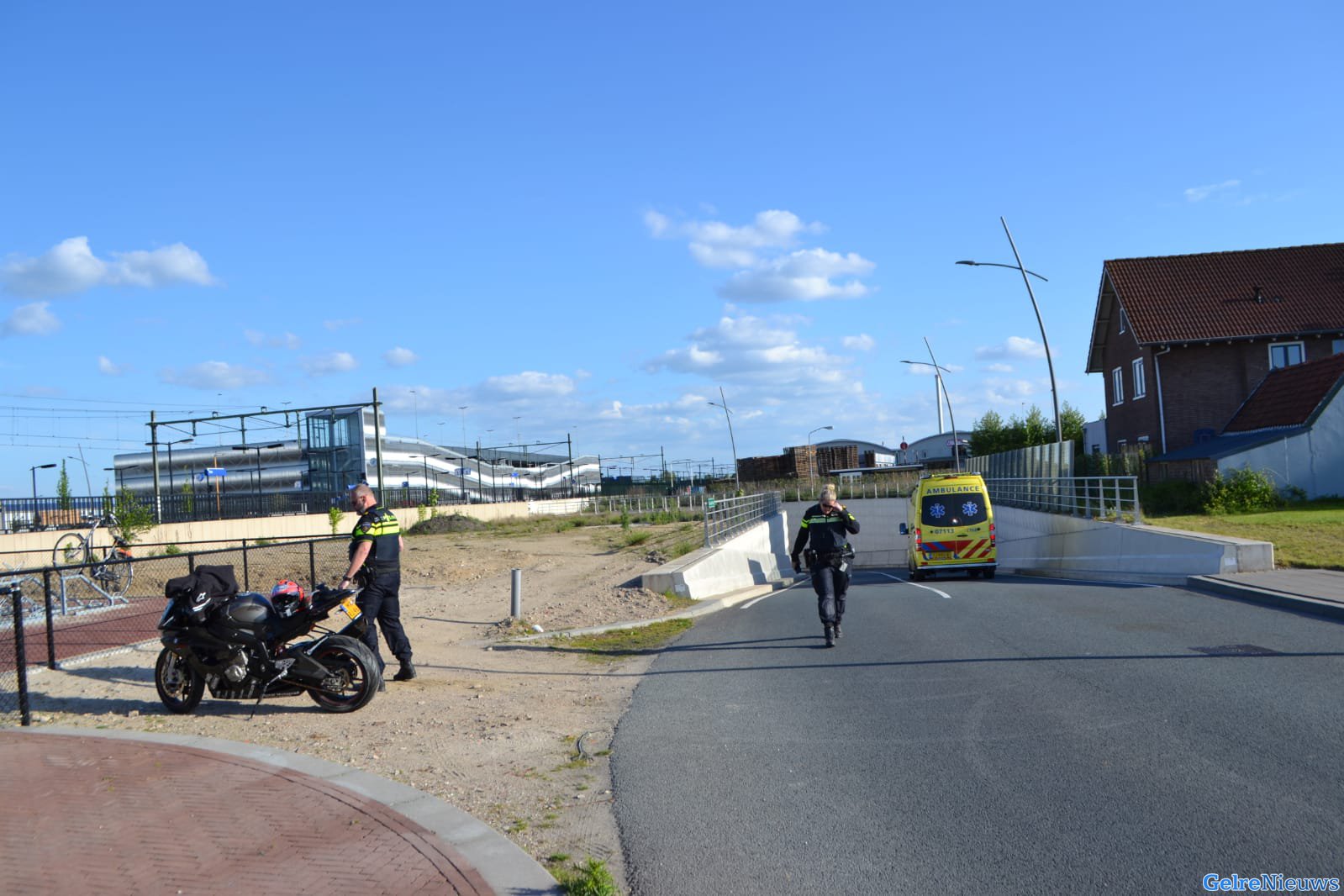 Motorrijder gewond na val bij spoorviaduct in Elst