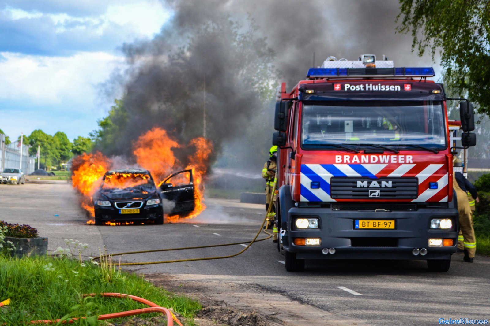 Auto vliegt al rijdend door Huissen in brand