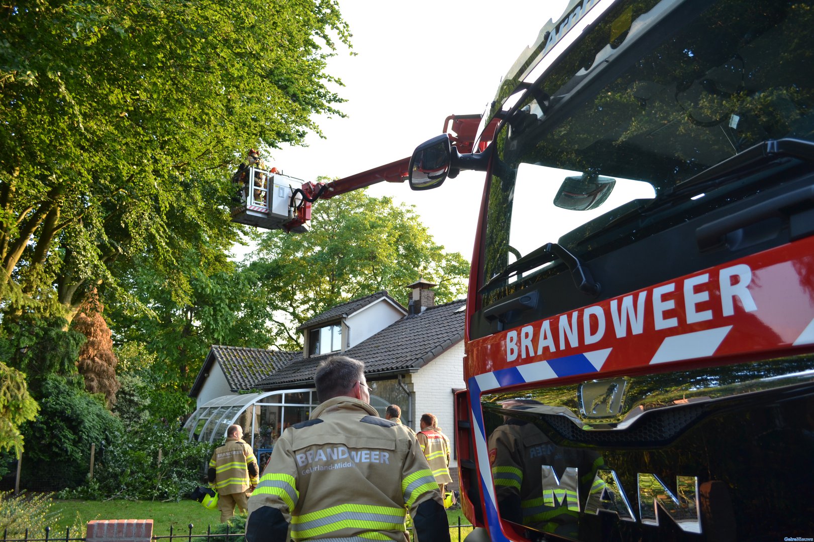 Grote tak dreigt op woning en serre te vallen