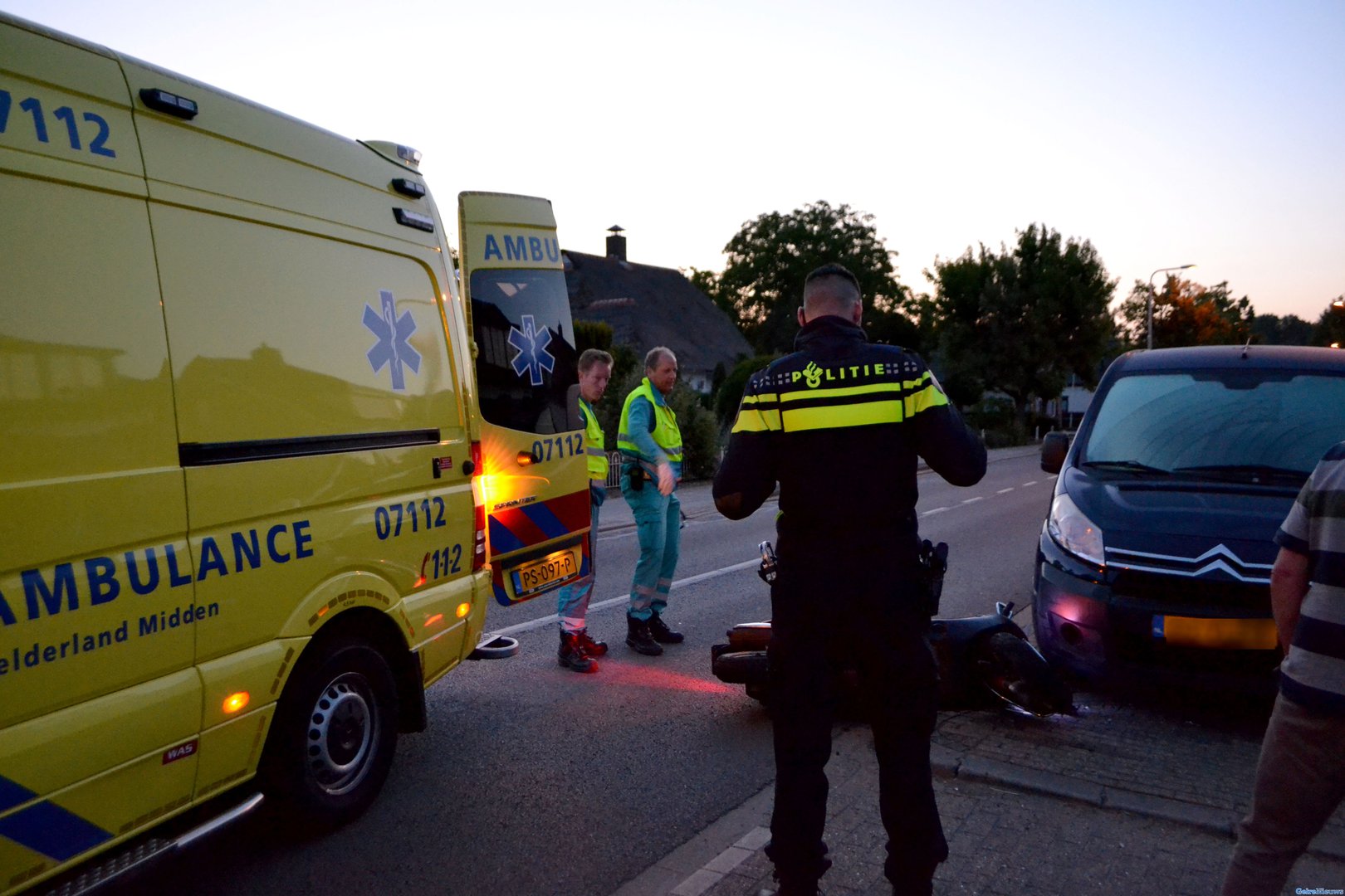 Bromfiets knalt tegen geparkeerde auto in Bemmel