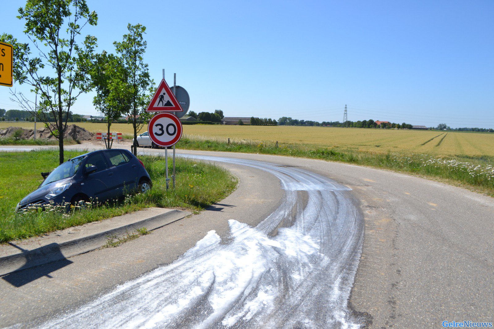 Groot oliespoor in Bemmel; auto van de weg