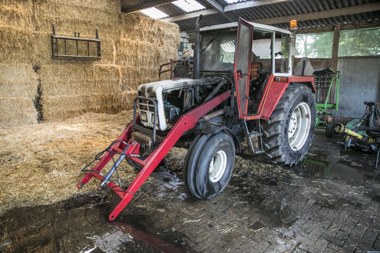 Tractor vliegt in brand bij Paardenkliniek Buitenzorg Bemmel