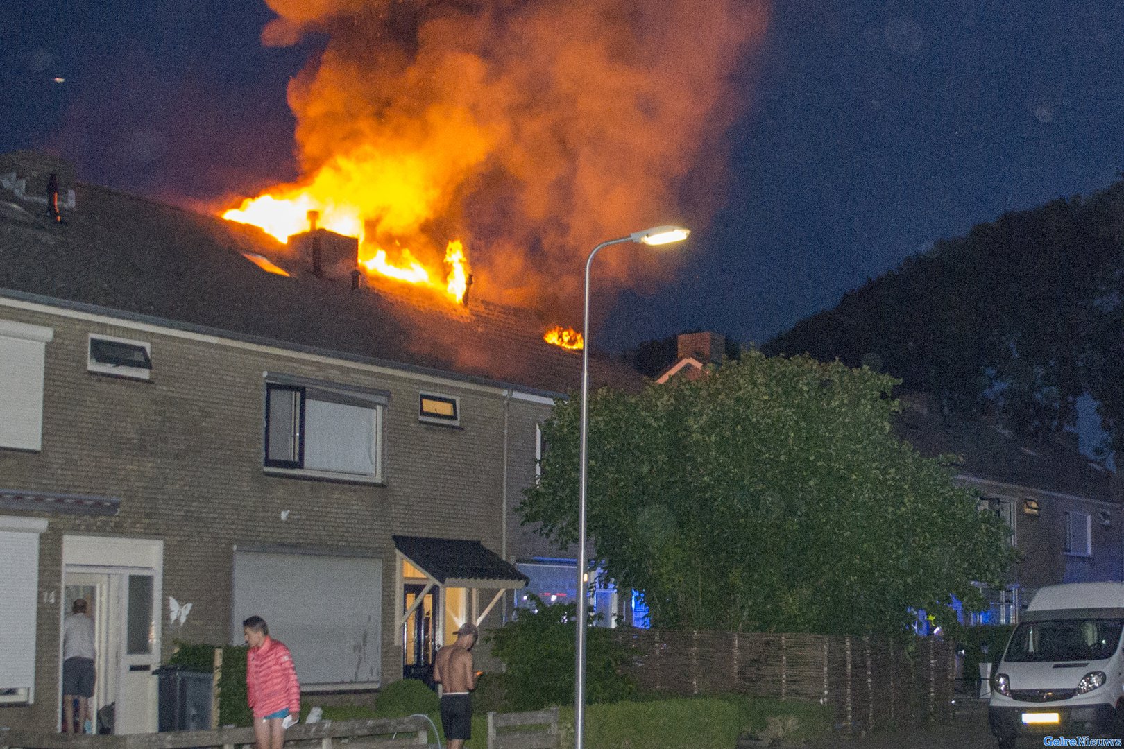 Uitslaande brand bij woning in Angeren