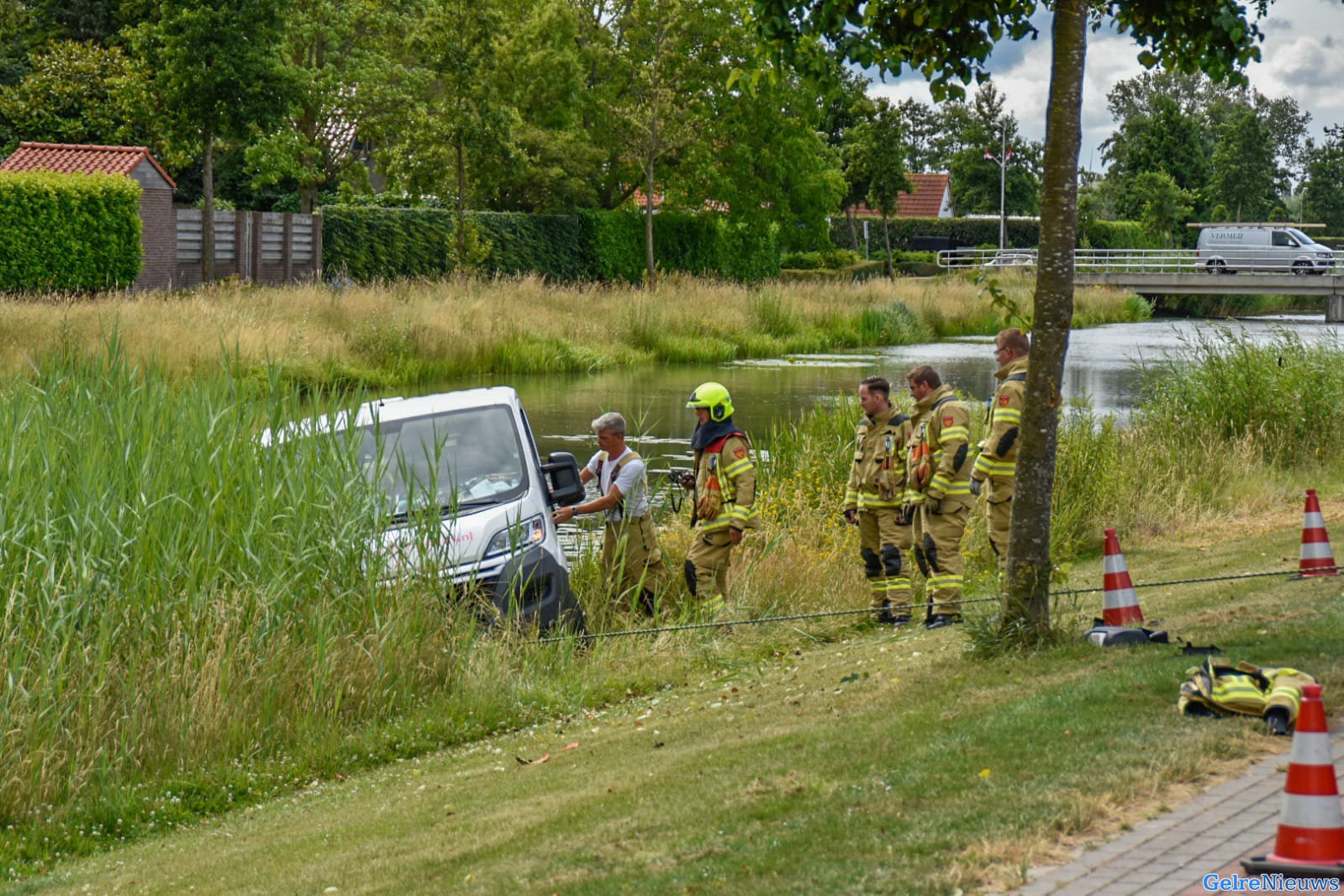 Bus van uitlaatservice met 15 honden erin raakt te water