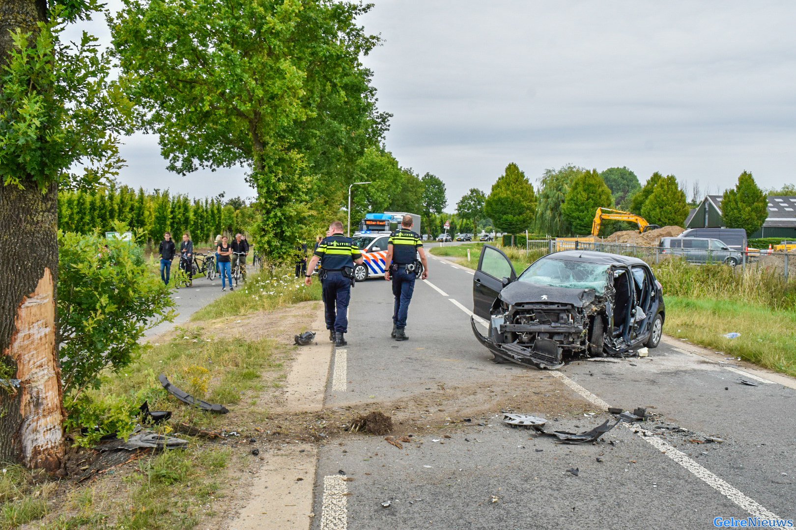 Vrouw zwaargewond door botsing tegen boom bij Heteren