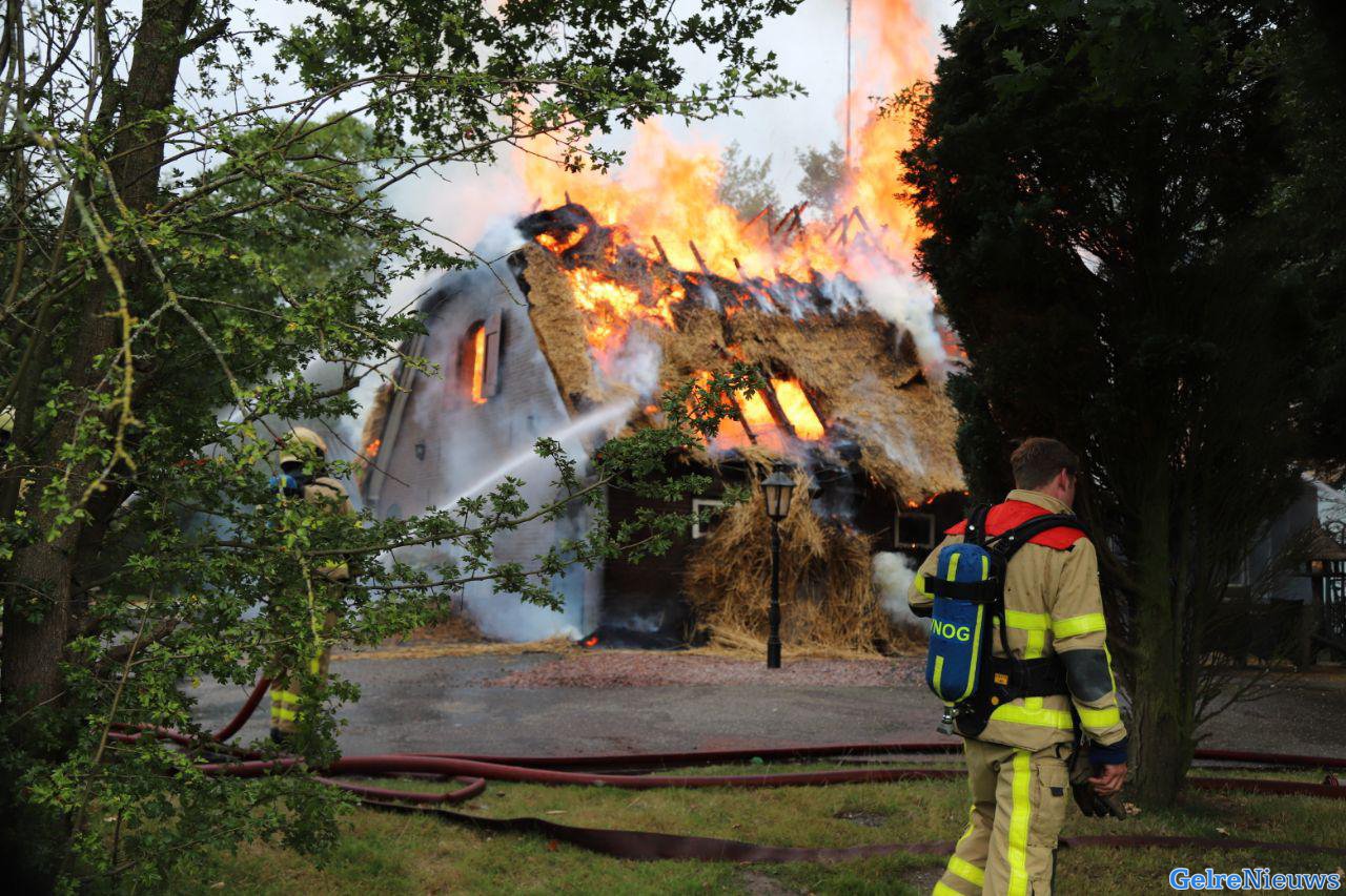 Woning in lichterlaaie bij grote uitslaande brand