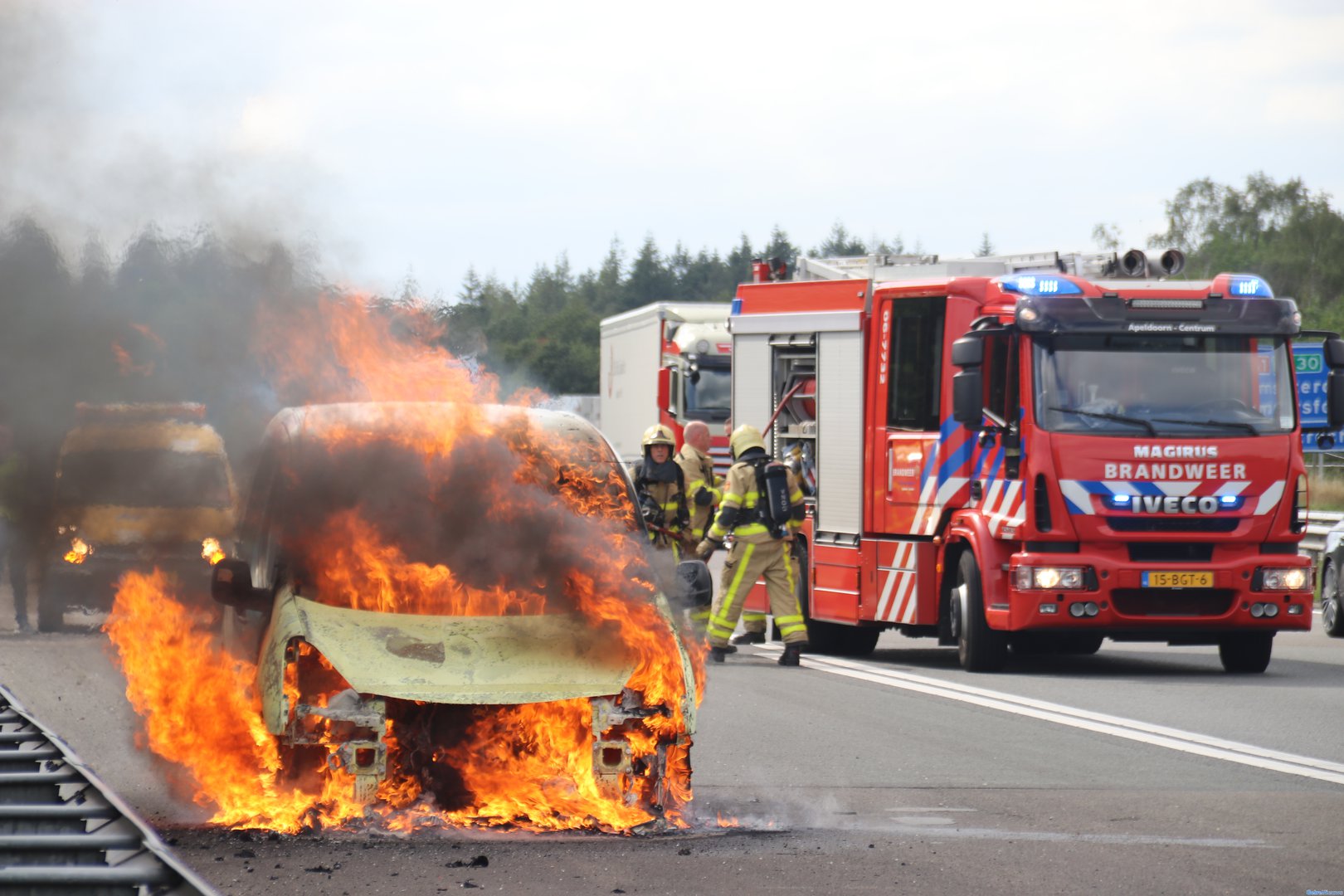 Bestelbus brand uit op A1 bij Apeldoorn