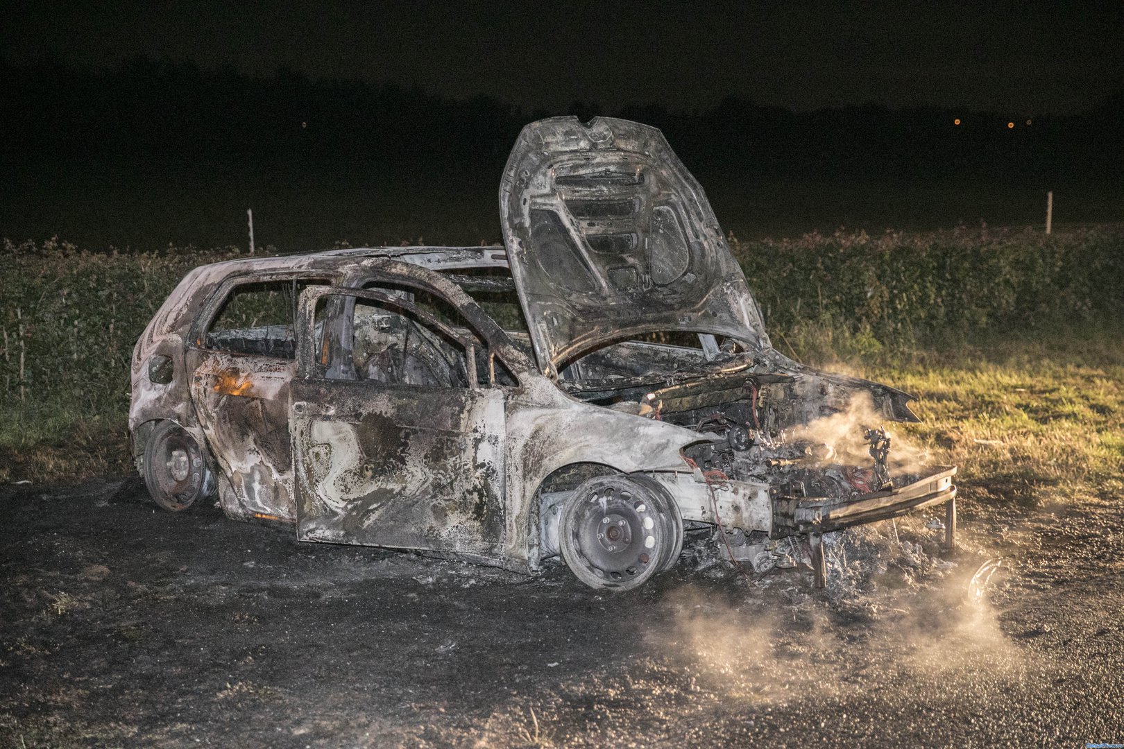 Auto verwoest door brand in Elst