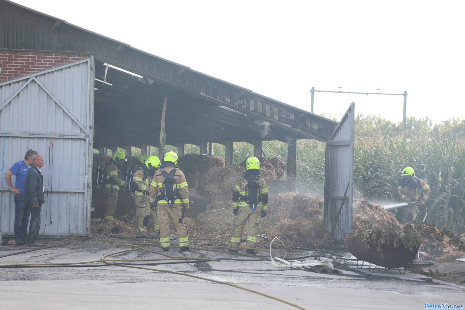 Hooibrand veroorzaakt veel rook bij boerderij Elst