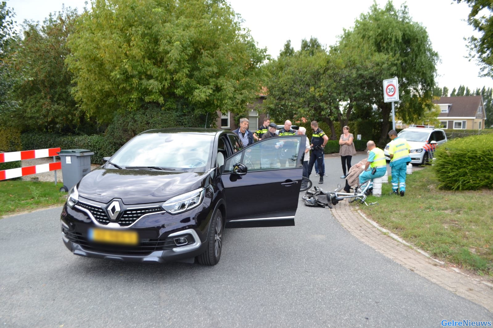 Twee fietsers ten val na aanrijding met auto: vrouw gewond