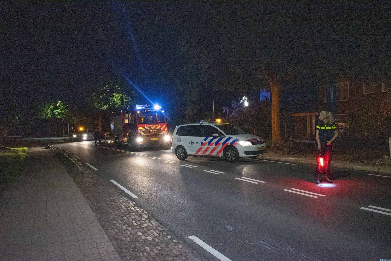 Brandweer Huissen blust brand en stuit op ongeval