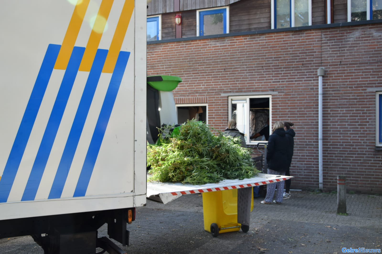 Politie valt woning in Huissen binnen vanwege hennepkwekerij