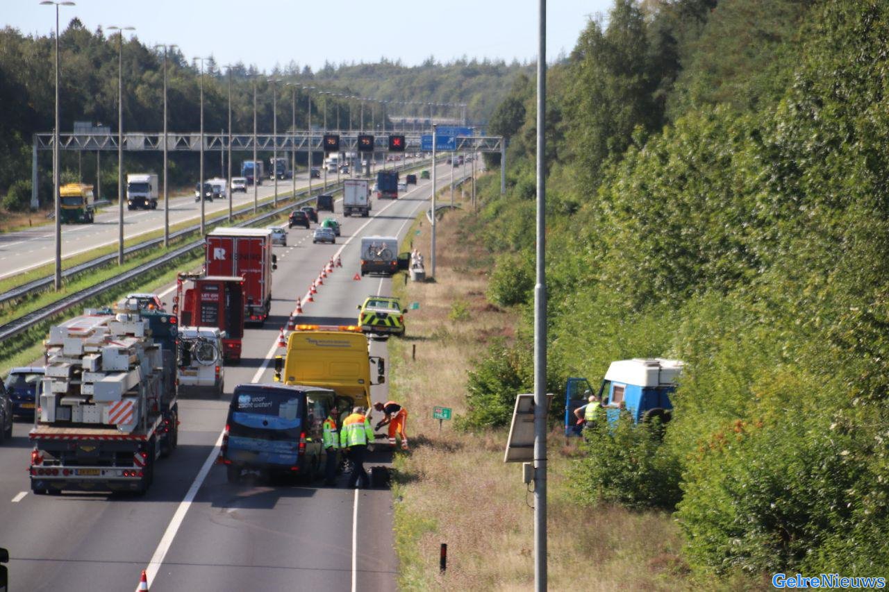 Campers en busje botsen op A50 bij Loenen