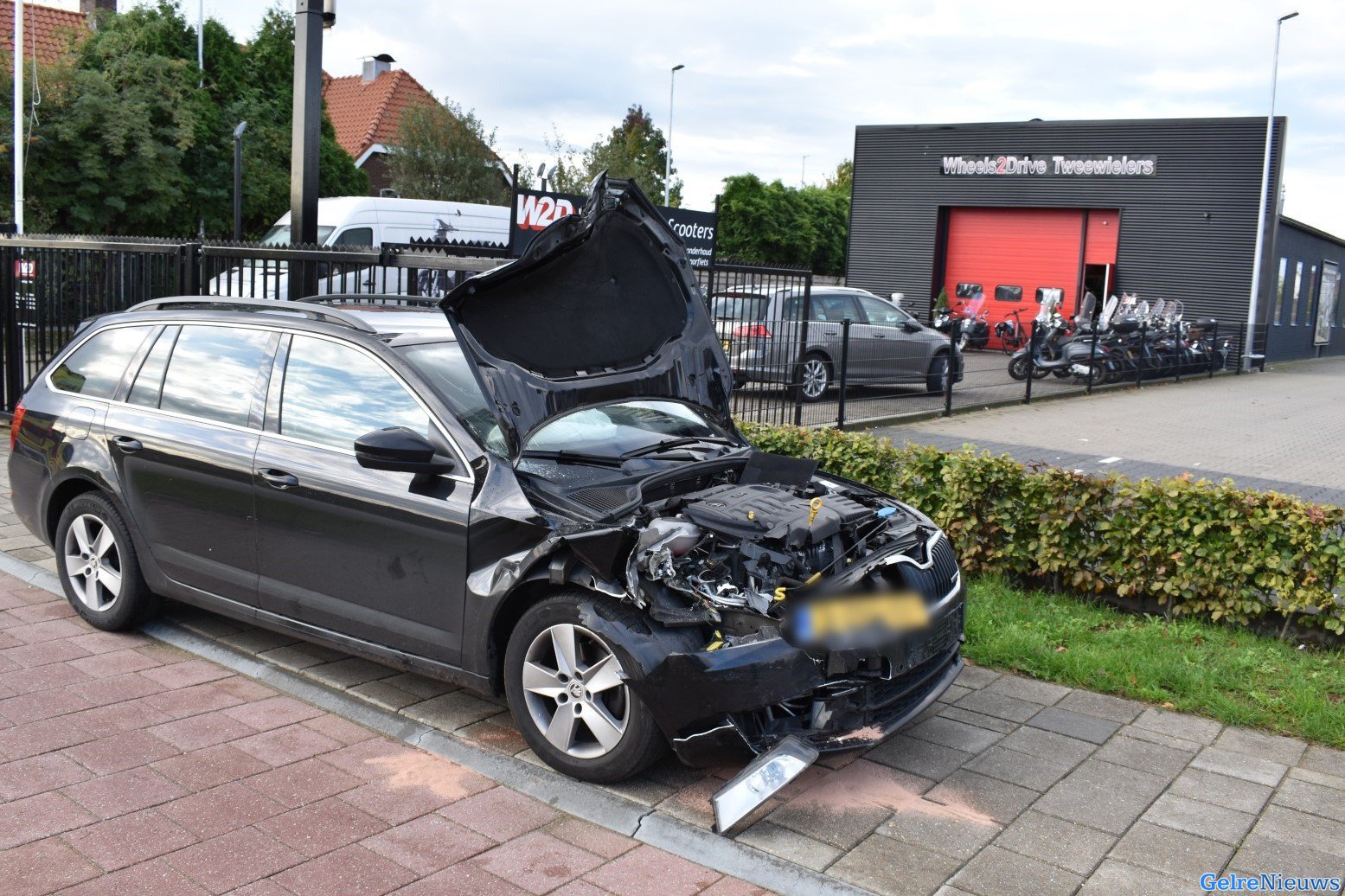 Forse botsing tussen drie voertuigen in Haalderen