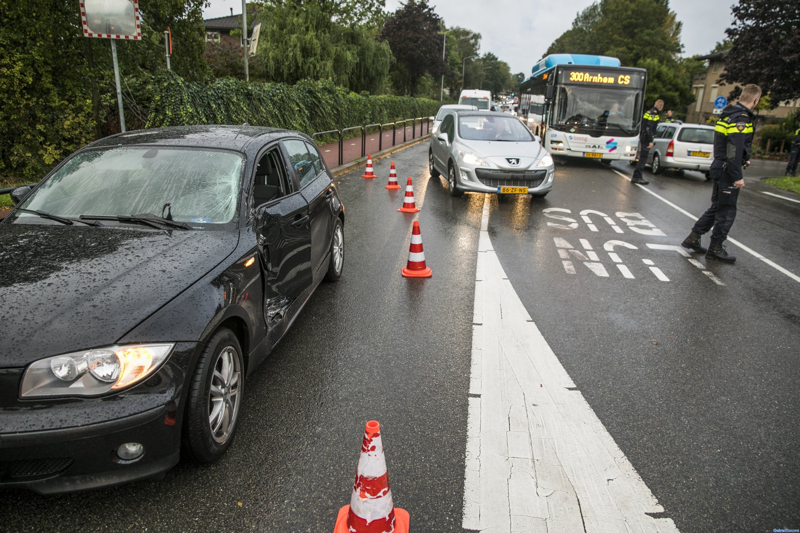 Stadsbus vol passagiers botst tegen personenauto