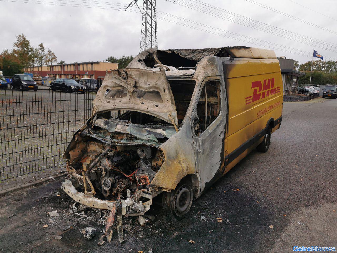 Bestelbus DHL brandt uit in Apeldoorn: oorzaak onbekend