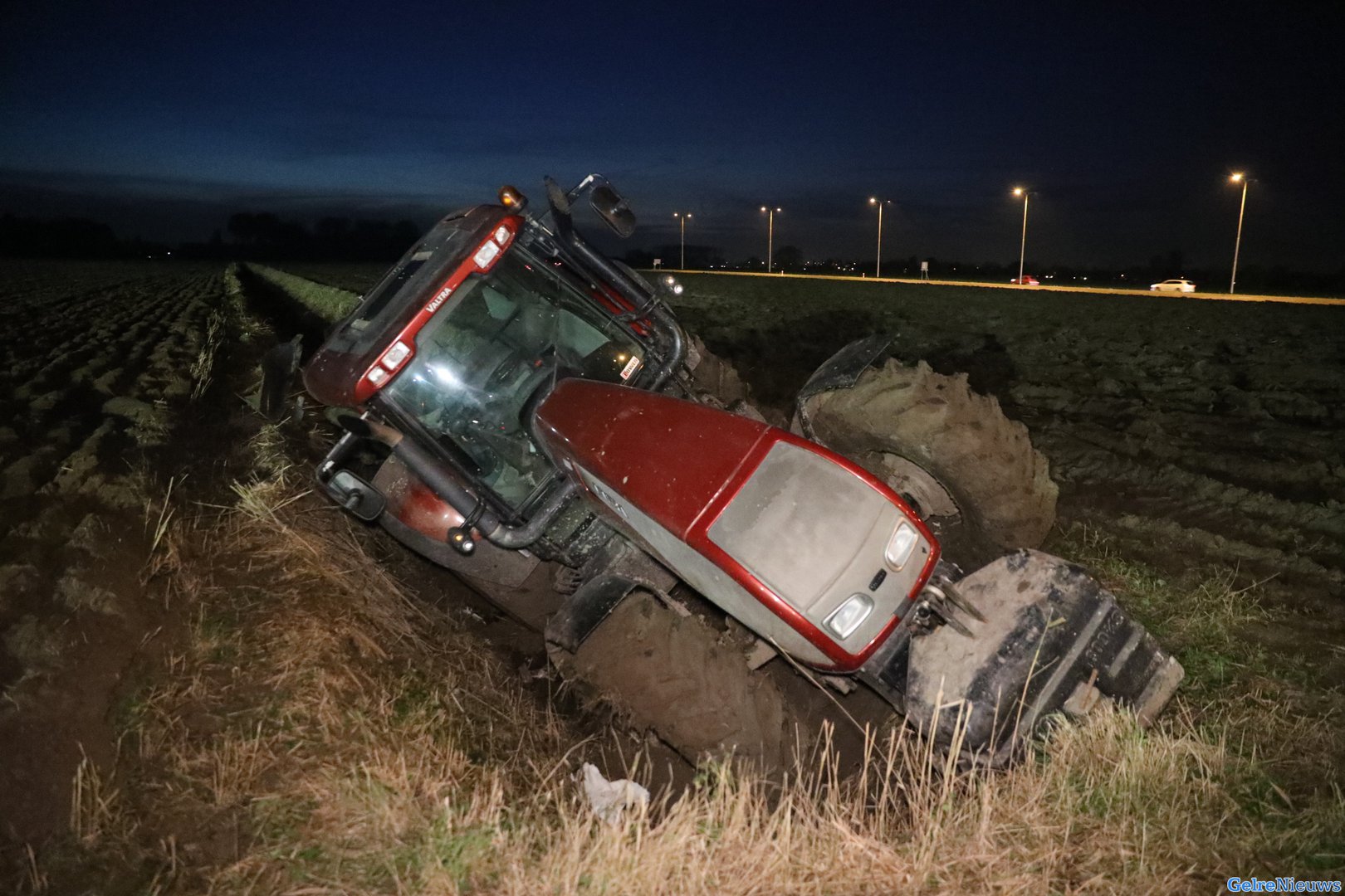 Hulpdiensten rukken groots uit voor tractor in de sloot in Elst