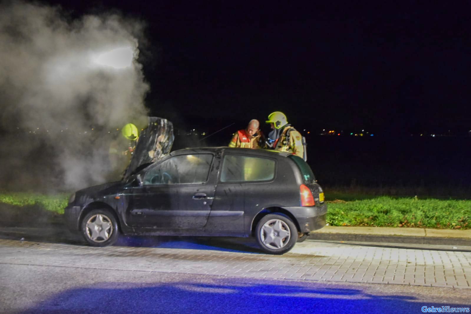 Auto in brand op A325 bij Elst