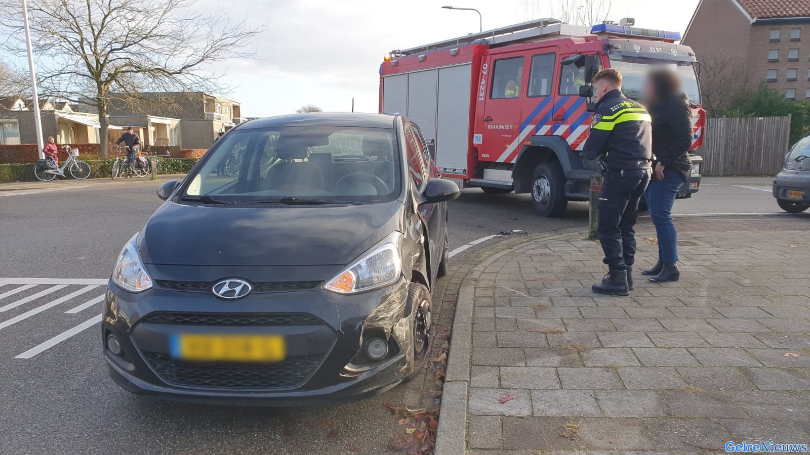 Twee auto’s botsen in woonwijk in Elst