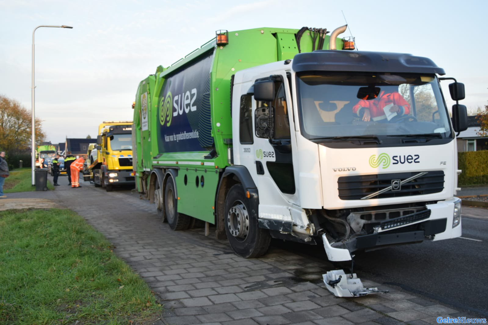 Vuilniswagen botst tegen auto in Huissen: voertuigen zwaar beschadigd